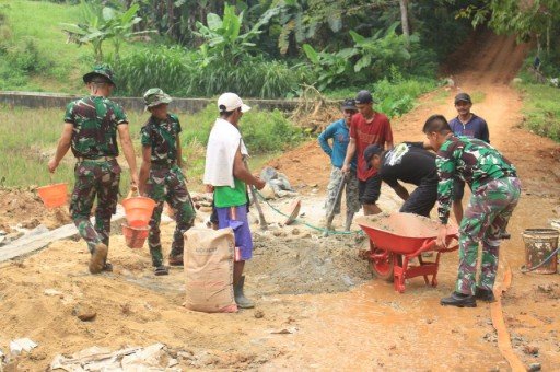 Warga Desa Gunung Melati Antusias Gotong Royong Bantu Satgas TMMD Kodim 1009/Tanah Laut