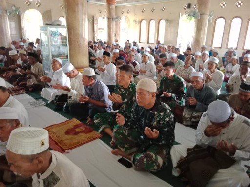 Harmoni Tugas dan Ibadah Warnai Kegiatan TMMD di Pengambau Hilir Luar