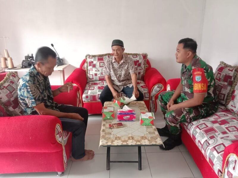 Wujudkan Wilayah Aman Dan Kondusif Babinsa Semperiuk Koramil 04/Jawai Komsos Bersama Perangkat Desa