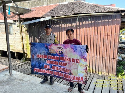 Personel Polsek Kahayan Kuala sambangi warga dan Memberikan himbauan Tentang Larangan Membakar hutan dan lahan