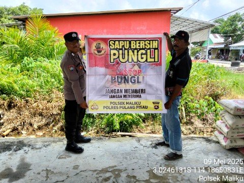 Berkunjung di Desa Binaannya, Bhabinkamtibmas Polsek Maliku Sampaikan Himbauan Larangan Pungli