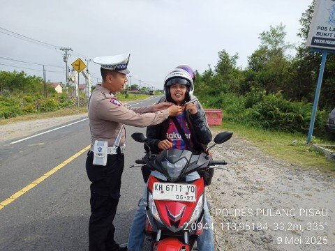 Satlantas Polres Pulang Pisau Sosialisasi Penggunaan Helm dengan Benar