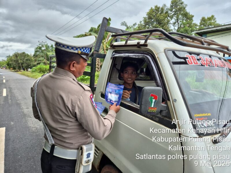 Polres Pulang Pisau Turun Jalan Berbagi Brosur Imbauan Kamseltibcarlantas