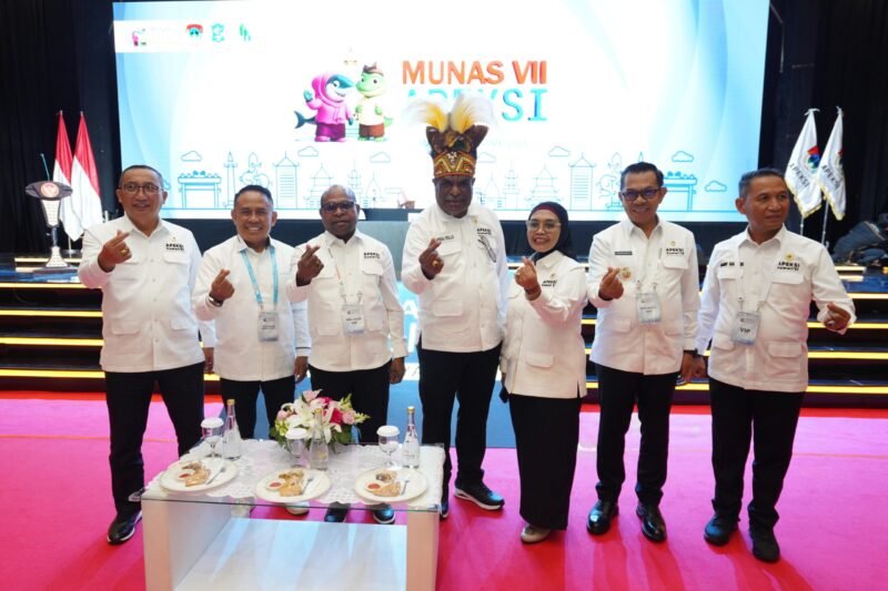 Foto : Sederetan para Walikota berprose di acara Munas APEKSI XVII di Surabaya