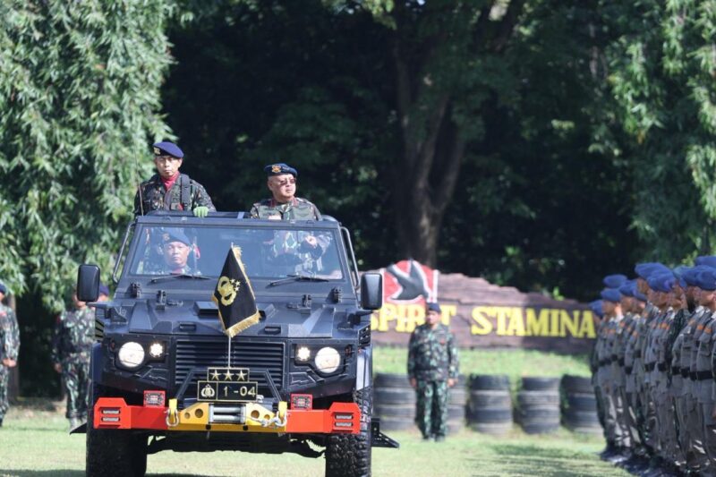 Kalemdiklat Polri Pimpin Penutupan Dikbangspes Dasar Brimob Mahasiswa STIK Angkatan 83 TA 2025 di Watukosek