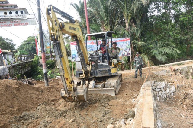 Satgas TMMD HST Optimalkan Pengerjaan Jalan dengan Alat Berat