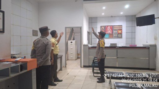 Menyambangi Lingkungan Obyek Vital Dalam Patroli Malam, Personel Polsek Maliku Sampaikan Himbauan Kamtibmas
