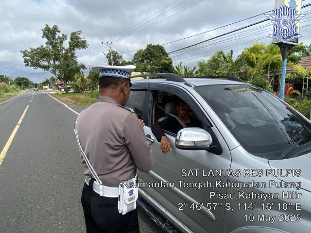 Anggota Satlantas Polres Pulang Pisau Memberi Teguran Kepada Pengemudi Yang Tidak Menggunakan Sabuk Pengaman dengan baik