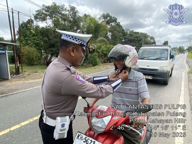 Satlantas Polres Pulang Pisau Kembali Memberikan Teguran Simpatik Pengendara R2 Agar Meng “Klik” Helm Saat Berkendara