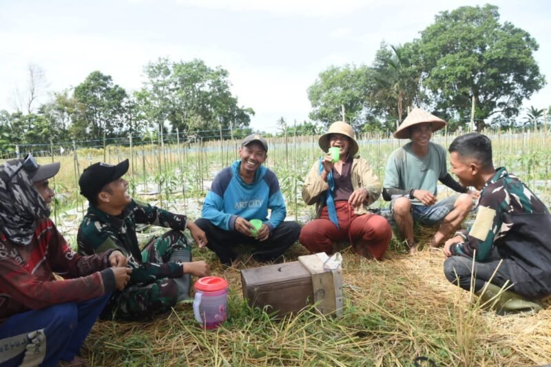 Tak Hanya Bekerja, Satgas TMMD Juga Ciptakan Keakraban dengan Warga Setempat