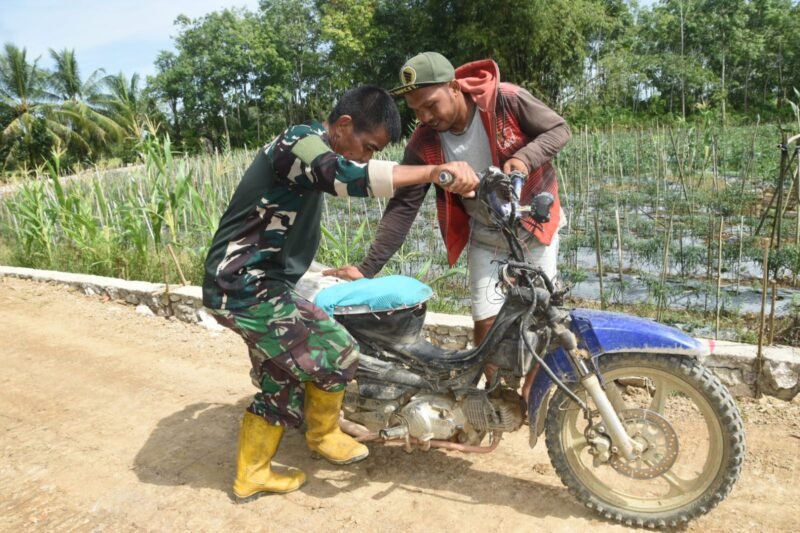 Satgas TMMD HST Ulurkan Tangan, Bantu Warga Pengambau Hilir Luar yang Motornya Rusak