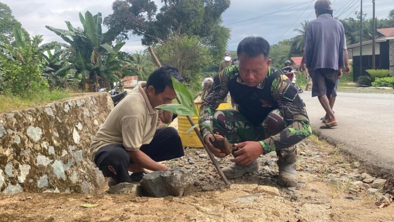 Lestarikan Alam Personel Satgas TMMD Ke-124 Kodim 1009/Tla Bersama Masyarakat Tanam Pohon