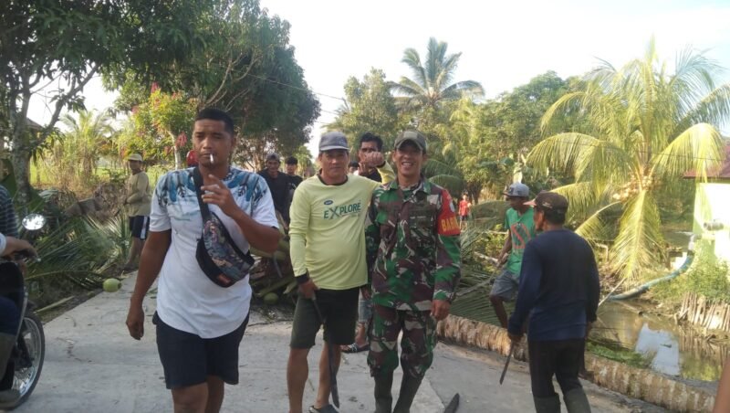 Jalin Hubungan Baik Babinsa Perapakan Bersama Warga Laksanakan Gotong Royong Bersihkan Jalan Desa