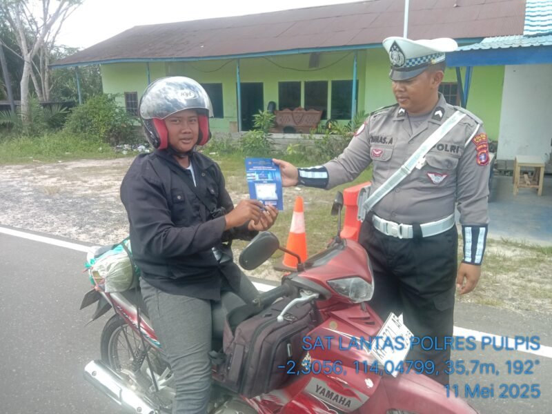 Satlantas Polres Pulang Pisau Bagikan Brosur Kamseltibcarlantas kepada Pengendara