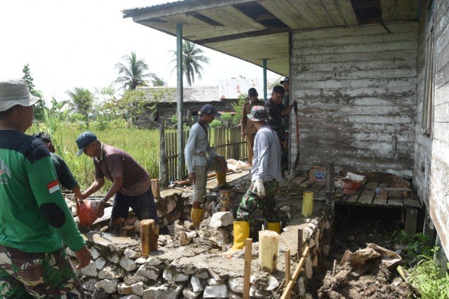 Satgas TMMD Kodim 1002/HST Gesa Pembuatan Kamar Mandi dan WC Langgar Darussalam