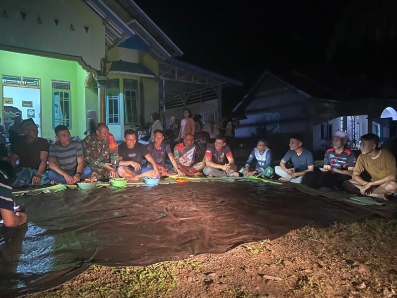 Warga Desa Gunung Melati Jamu Makan Malam Bersama Seluruh Personel Satgas TMMD Ke-124 Kodim 1009/Tla