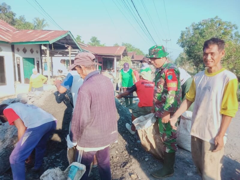 Dekat Dengan Warga, Babinsa Koramil 04/Jawai Bantu Timbun Jalan Rusak