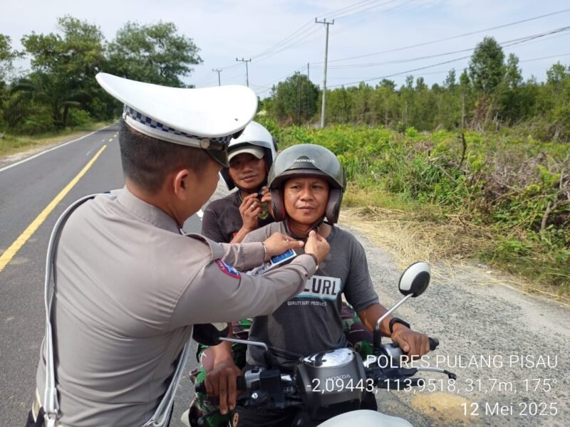 Satlantas Polres Pulang Pisau Sosialisasi Penggunaan Helm dengan Benar