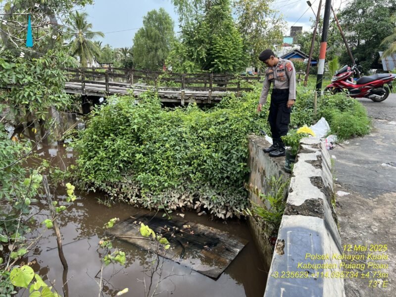 Personel Polsek Kahayan Kuala melaksanakan kegiatan monitoring & obsevasi debit air Sei Kahayan wilayah Kecamatan Kahayan Kuala