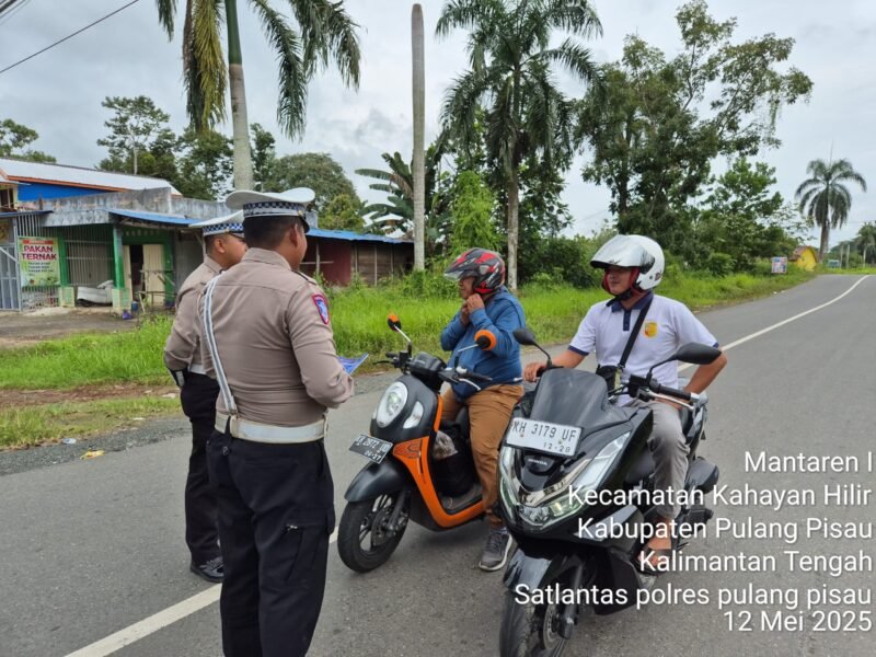 Sat Lantas Polres Pulang Pisau Laksanakan Himbauan Kamseltibcarlantas Secara Humanis untuk Cegah Kecelakaan