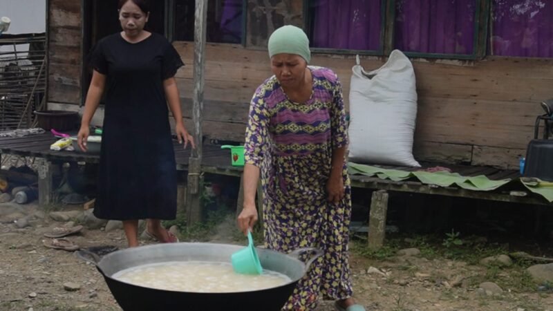 Keakraban TMMD: Ibu-ibu Haruyan Berbagi Kelezatan dengan Anggota TNI