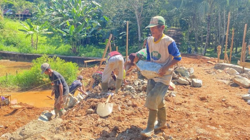 Bukti Cinta Kepada TNI Mbah Samijan Semangat Bantu Personel Satgas Di Lokasi TMMD Ke-124 Kodim 1009/Tla