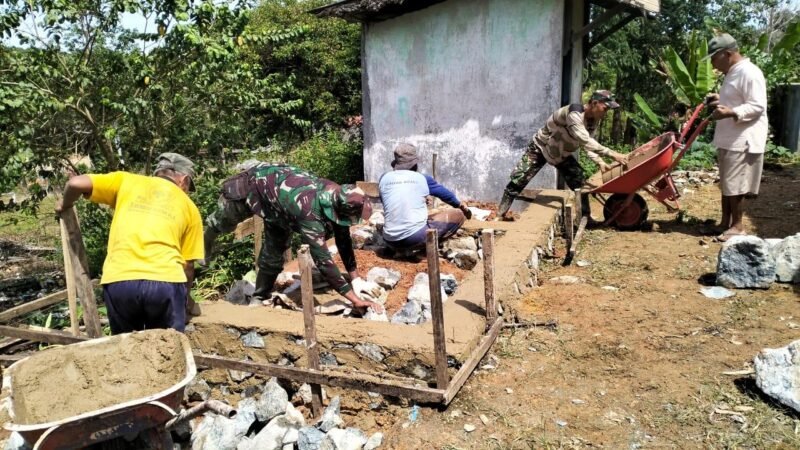 Di Bantu Warga Sekitar Lokasi TMMD Ke-124 Kodim 1009/Tla Personel Satgas Bangun Pondasi Tempat Wudhu Dan MCK