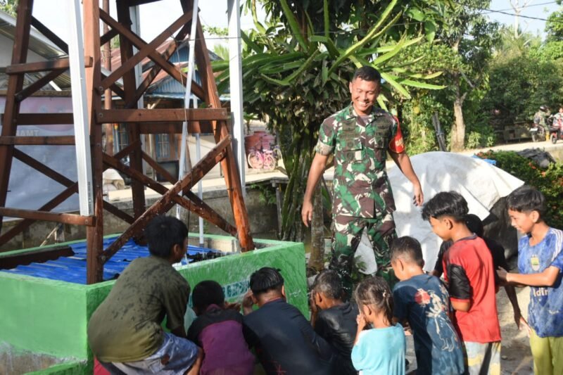 Senyum Ceria Anak-anak Sambut Sumur Bor TMMD di Lok Nyiur