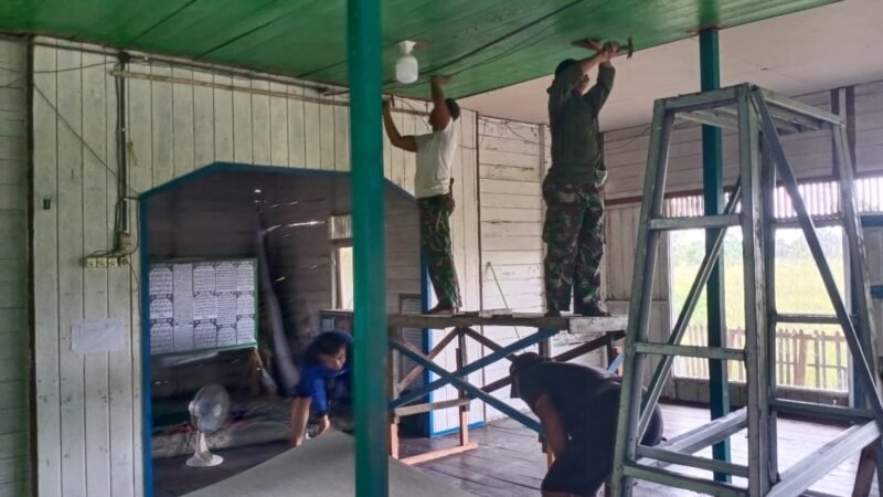 Demi Kenyamanan Beribadah, TMMD HST Rehab Plafon Langgar