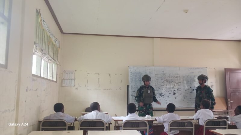Satgas Pam Obvitnas PT. F.I. Yonif 611/Awang Long, Melaksanaan Kegiatan Gadik Berikan Wawasan Kebangsaan di SD Jalaluki