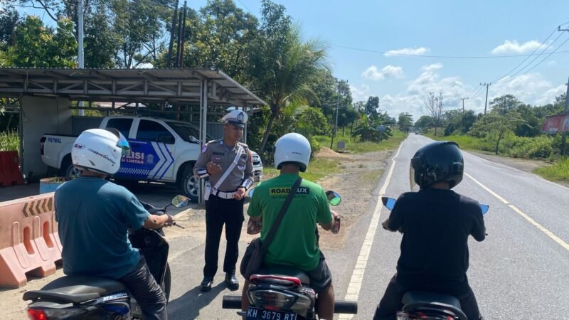 Sat Lantas Polres Pulang Pisau Laksanakan Himbauan Kamseltibcarlantas Secara Humanis untuk Cegah Kecelakaan