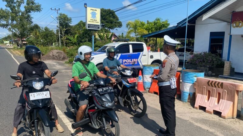Sat Lantas Polres Pulang Pisau Laksanakan Himbauan Kamseltibcarlantas Secara Humanis untuk Cegah Kecelakaan