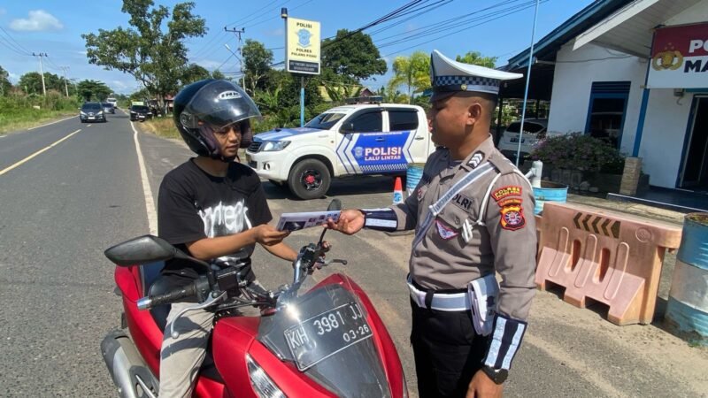 Pembagian Brosur Kamseltibcarlantas kepada Pengguna Jalan