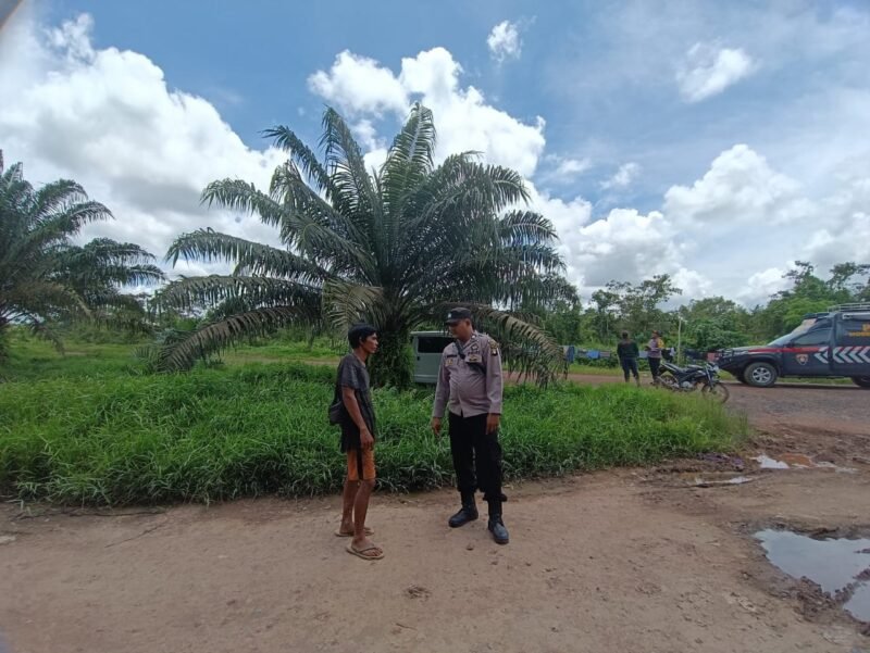 CEGAH GANGGUAN KAMTIBMAS DAN JALIN SILATURAHMI, BHABINKAMTIBMAS SAMBANGI WARGA DESA BINAAN