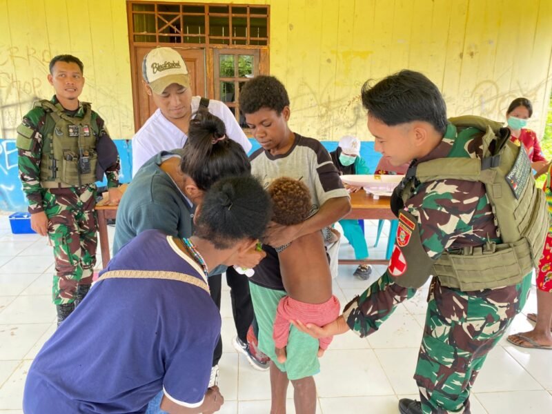 Tingkatkan Kualitas Kesehatan, Satgas Pam Obvitnas Yonif 611/Awang Long Bekerjasama Klinik Aramsulki Gelar Pelayanan Kesehatan Warga