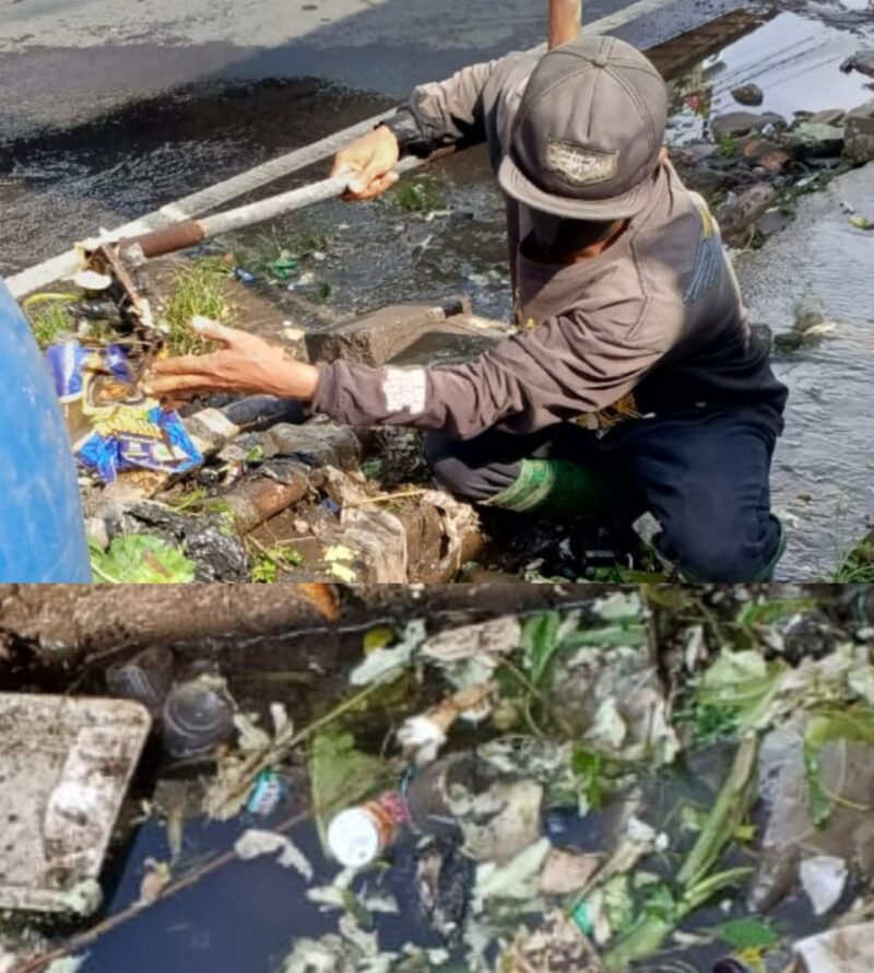 Foto: Petugas dinas PUPR Batu, berjibaku bersihkan sampah dalam saluran drainase Jl.Raya Giripurno Batu
