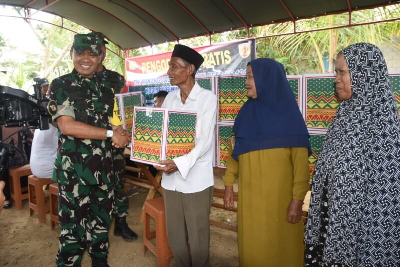 Kunjungan Kerja Itjenad, Satgas TMMD ke-124 Kodim 1002/HST Gelar Bakti Sosial