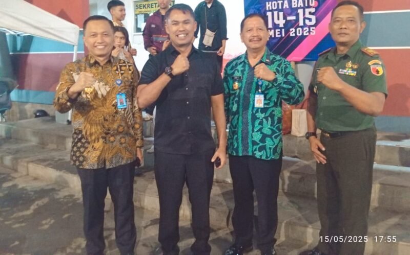Foto: Dua kiri Kepala Sekolah SMA Taruna Malang Brigjen TNI Muhammad Marujunedi dan kanan Pabung Kodim 0818 dan guru pengajar.