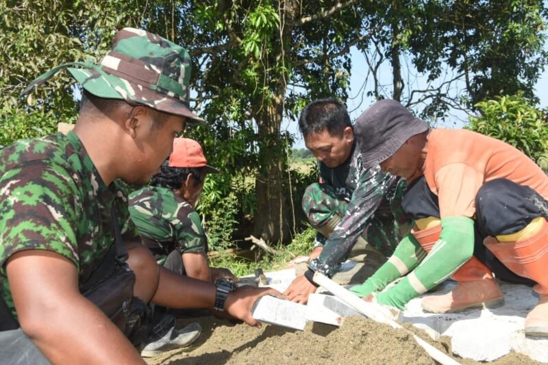 Satgas TMMD Kodim 1002/HST Gesa Pemasangan Paving Blok Jalan di Pengambau Hilir Luar