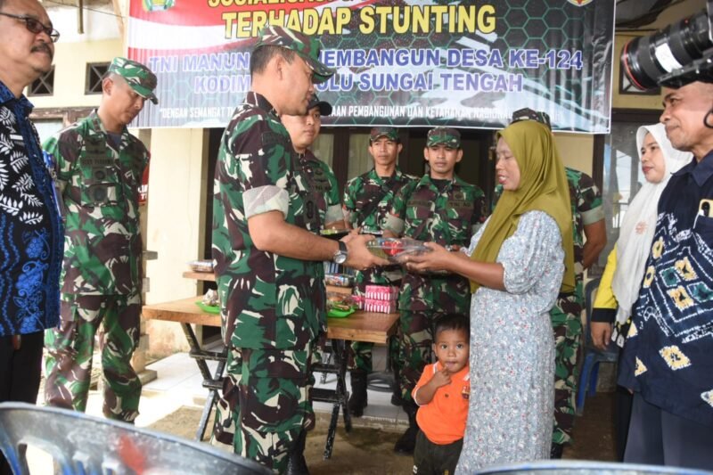 Tim Wasev TMMD Dampingi Penyuluhan Stunting Satgas Kodim 1002/HST, Serahkan Bantuan Gizi