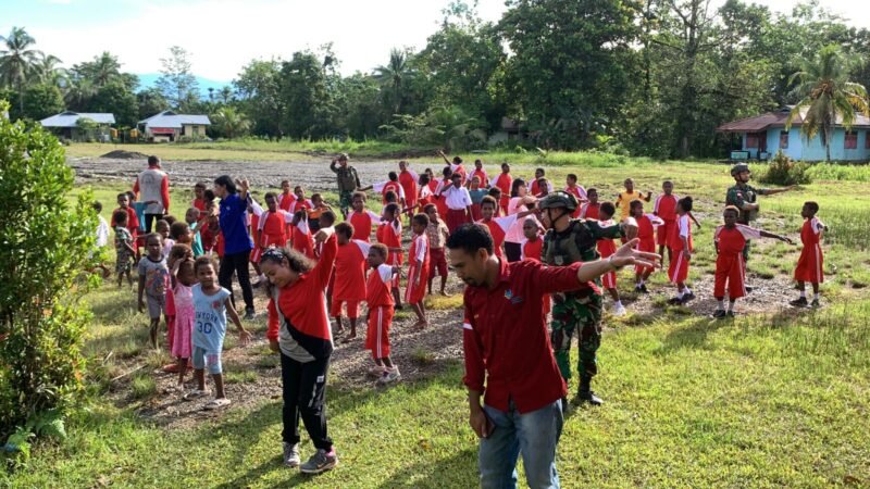 Satgas Yonif 611/Awang Long Gelar Senam Bersama di SDN Inpres Nayaro