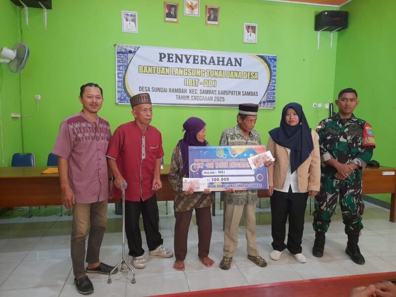 Wujud Peran Aktif Apkowil, Babinsa Sungai Rambah Dampingi Penyaluran Dana Desa Kepada Warga Kurang Mampu