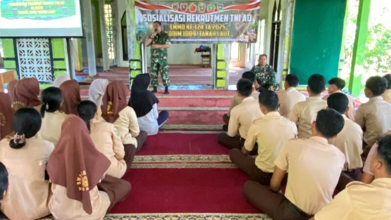 Semangat Siswa-Siswi SMAN 1 Batu Ampar Menerima Sosialisasi Rekrutmen TNI-AD Oleh Satgas TMMD Ke-124 Kodim 1009/Tla
