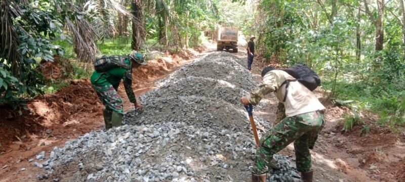 Bersama Masyarakat Hamparan Batu Kerikil Diratakan Di Sasaran Jalan TMMD Ke-124 Kodim 1009/Tla
