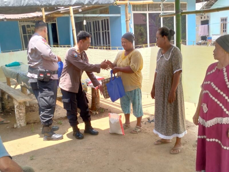 Indahnya Berbagi, Satbinmas Polres Pulang Pisau Bagikan Sembako kepada Warga Kurang Mampu