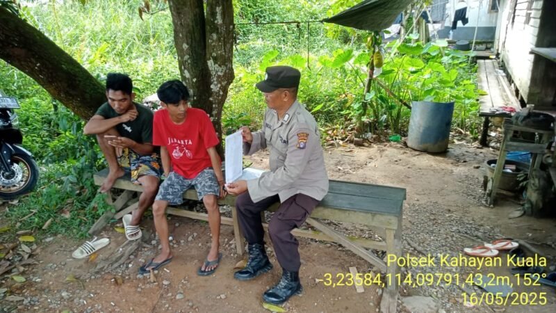 Personel Polsek Kahayan Kuala melaksanakan sosialisasi Maklumat Kapolda Kateng terkait mengemukakan pendapat di muka umum