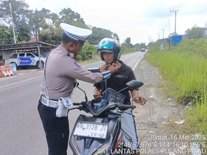Satlantas Polres Pulang Pisau Sosialisasi Penggunaan Helm dengan Benar