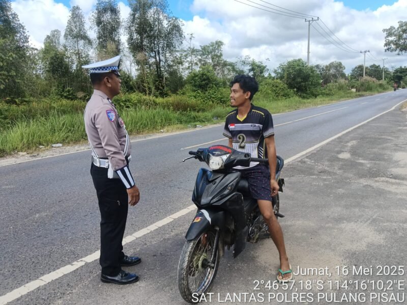 Wujudkan Keselamatan Dalam Berkendara, Kanit Kamseltibcarlantas Berikan Teguran Kepada Pengendara Yang Tidak Menggunakan Tanpa Helm