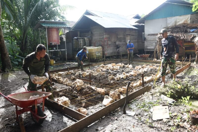 Wujud Bakti TNI, Satgas TMMD HST Gesit Rehab Rumah Tak Layak Huni