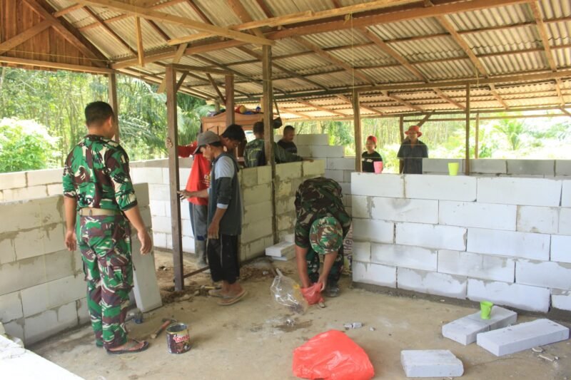 Bata Ringan Mulai Dipasang Oleh Satgas TMMD Ke-124 Kodim 1009/Tla Disasaran Rehab Rumah Milik Pak Cahyo